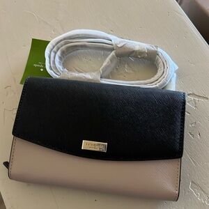 Kate Spade cross body. Opens flat for easy access to pockets & credit cards.